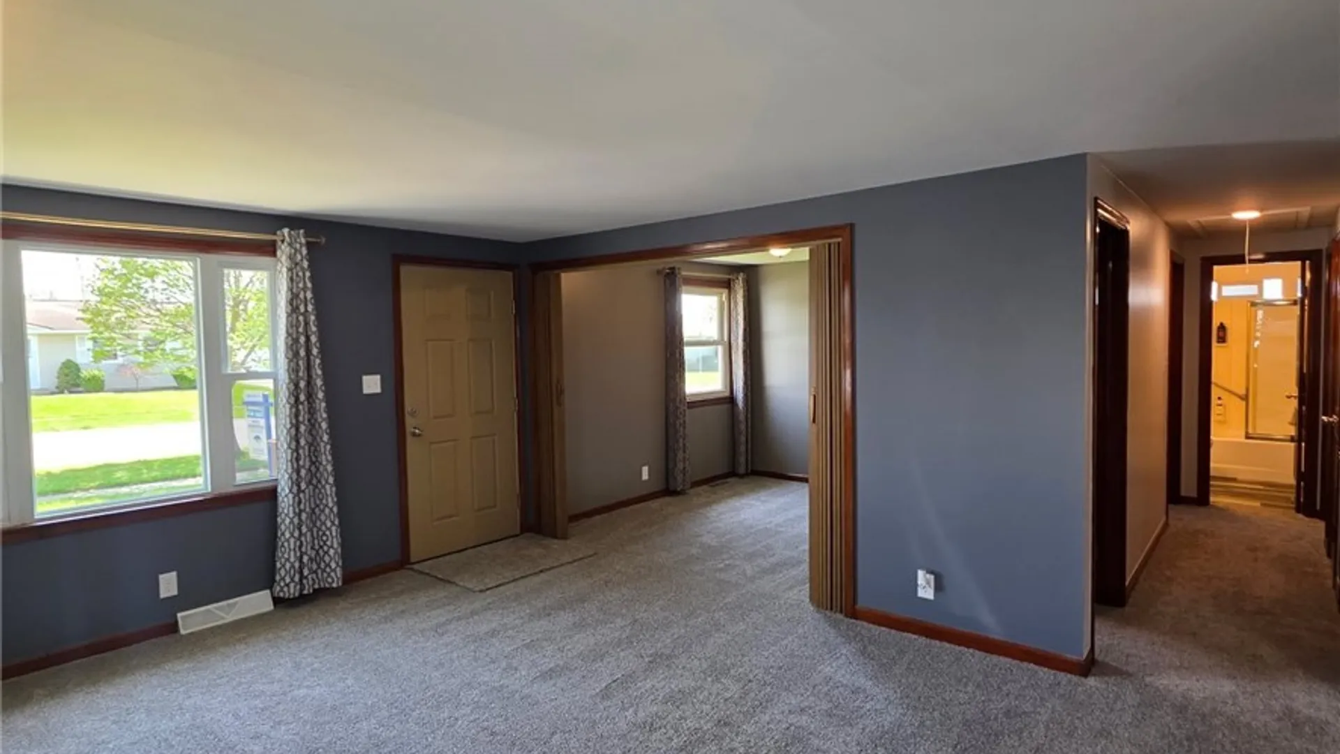Property at 42 Glendale Lane, Cheektowaga, NY 14225 6