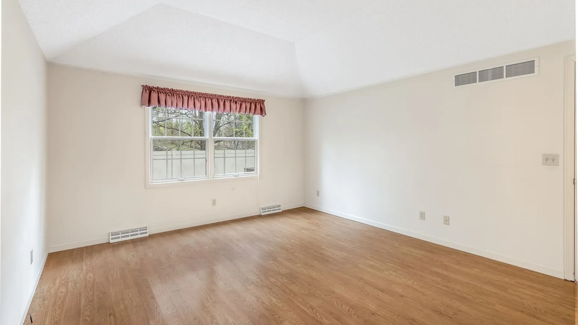 Property at 38 Cobblestone Lane, Amherst, NY 14221 13