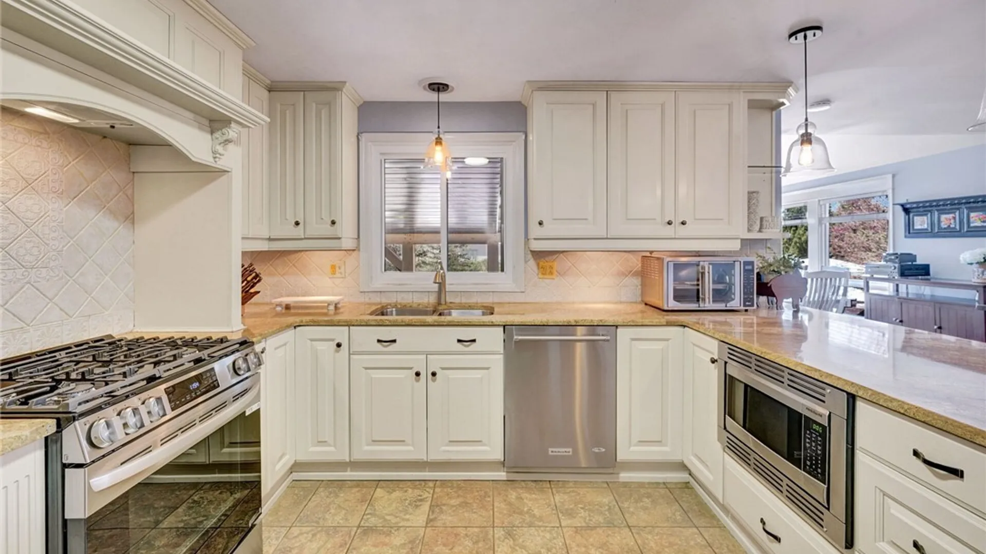 Property at 12 Fox Chapel Drive, Orchard Park, NY 14127 15