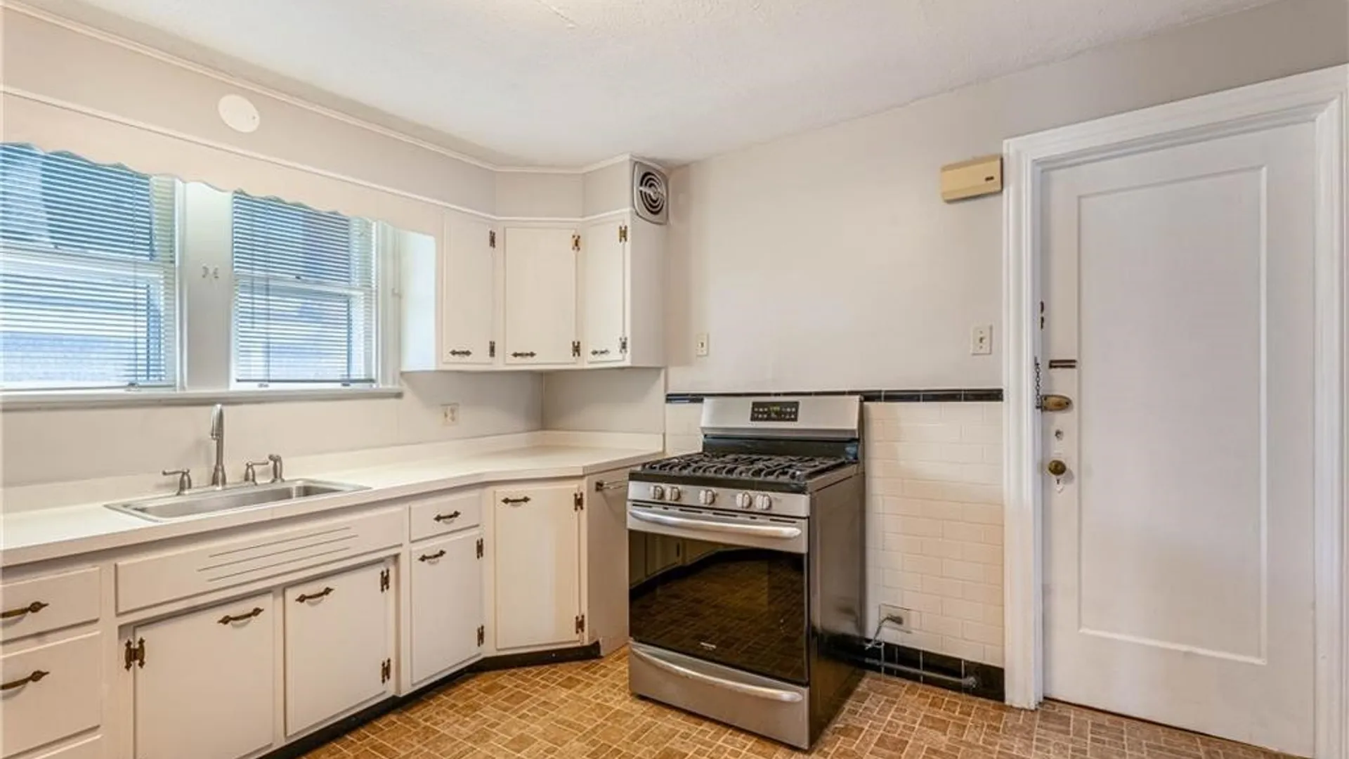 Property at 34 Delham Avenue, Buffalo, NY 14216 15