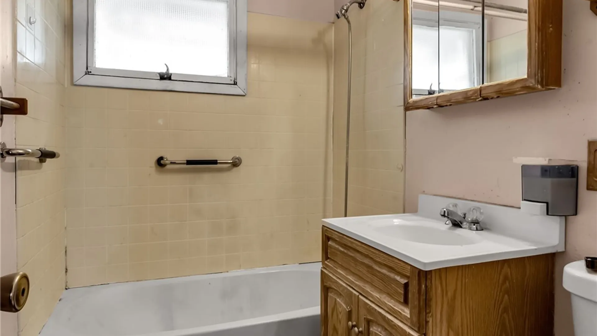 Property at 15 Kelvin Drive, Tonawanda, NY 14223 15