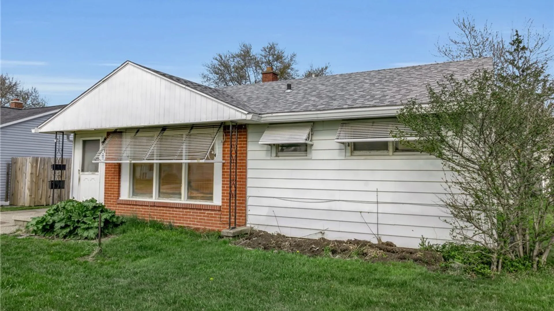 Property at 15 Kelvin Drive, Tonawanda, NY 14223 2