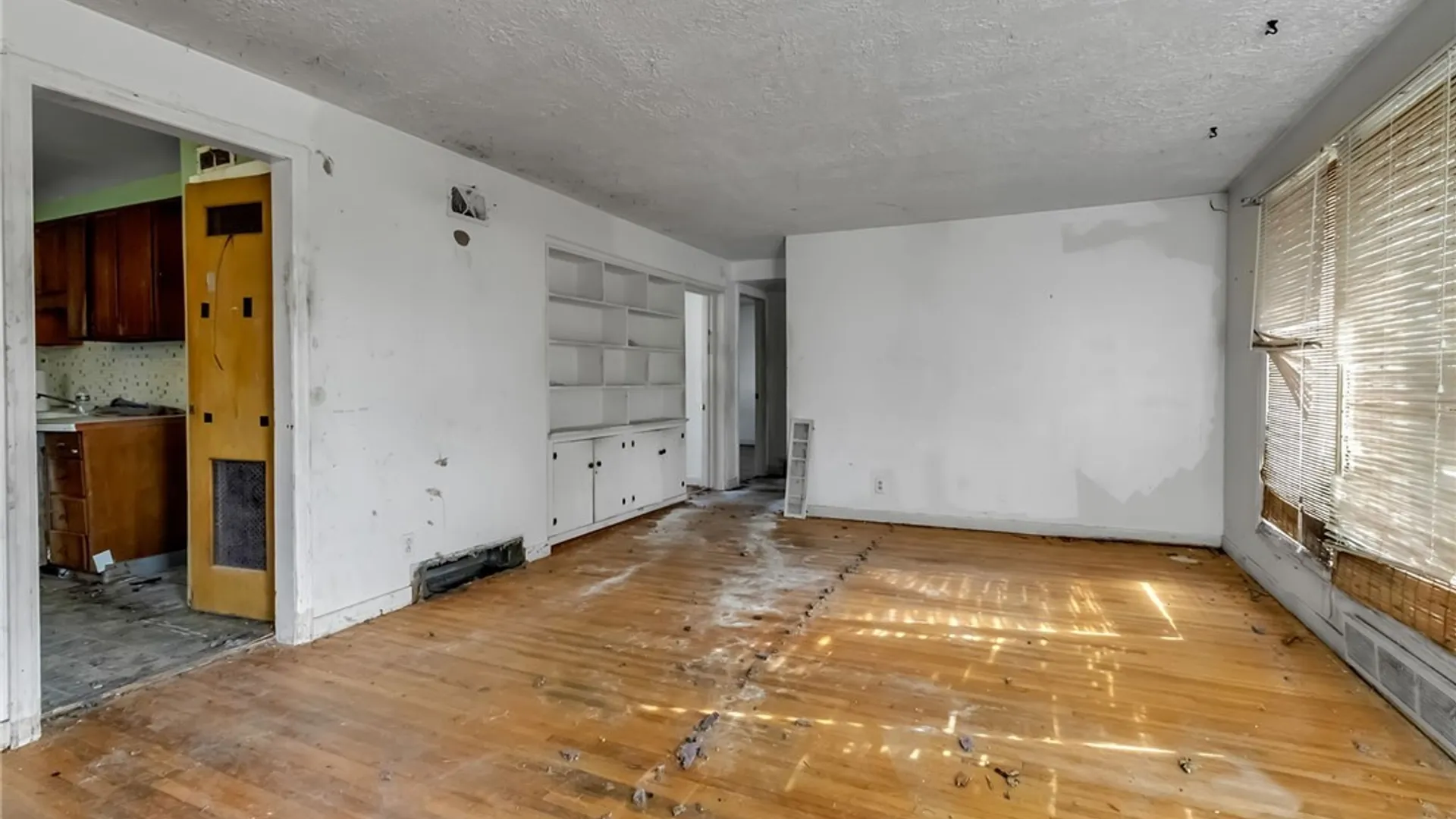 Property at 15 Kelvin Drive, Tonawanda, NY 14223 9