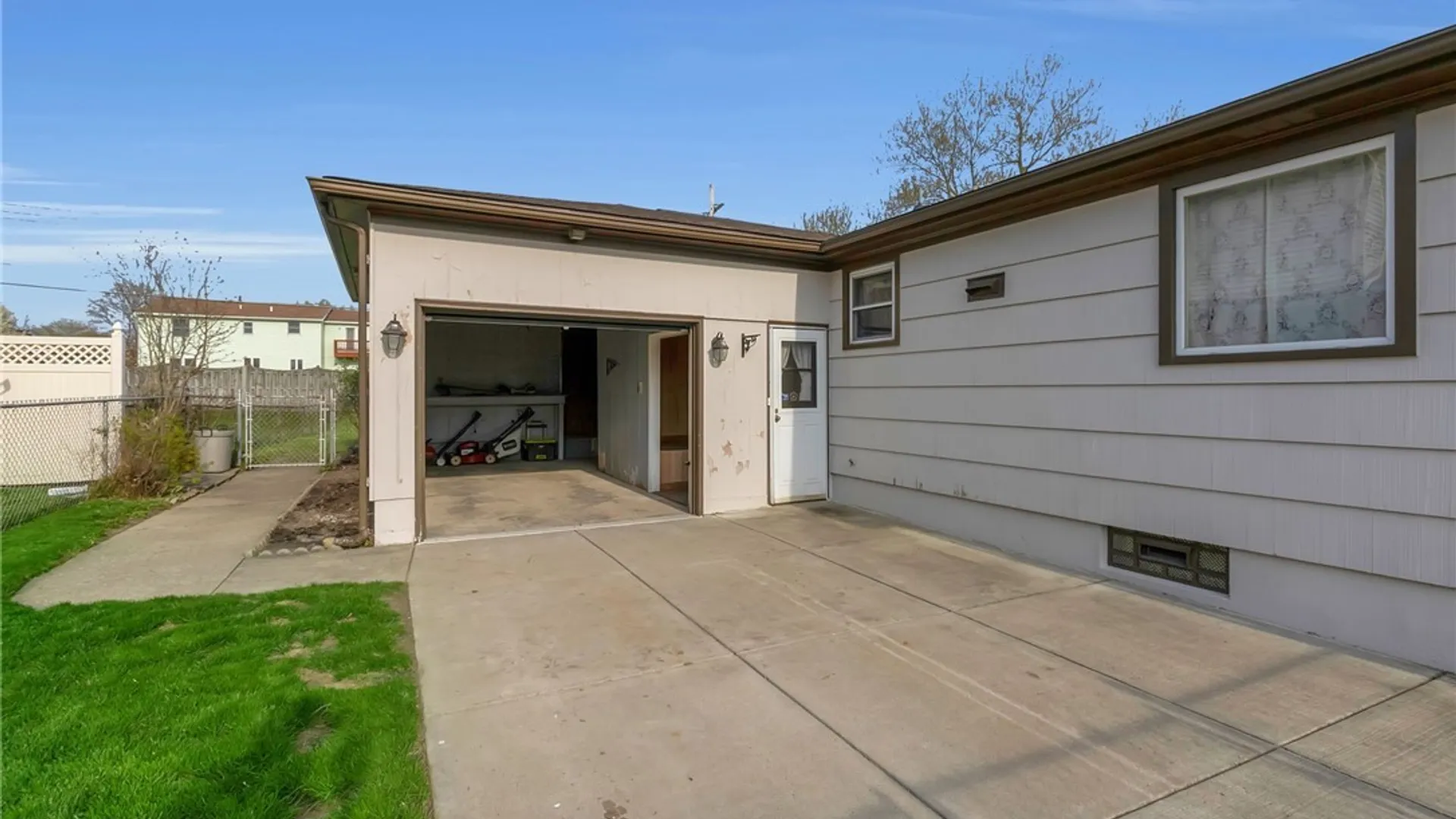 Property at 33 Marrano Drive, Lancaster, NY 14043 3