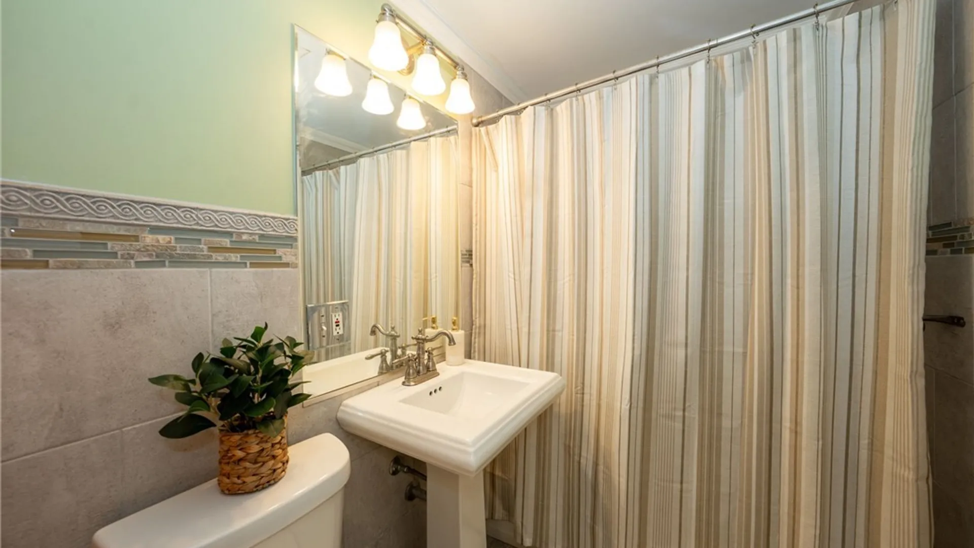 Property at 242 Creekside Drive, Tonawanda, NY 14150 17