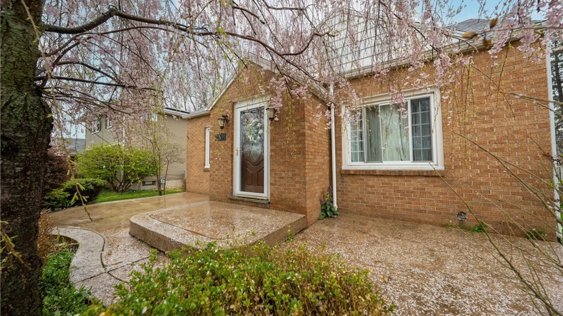 Property at 242 Creekside Drive, Tonawanda, NY 14150 2