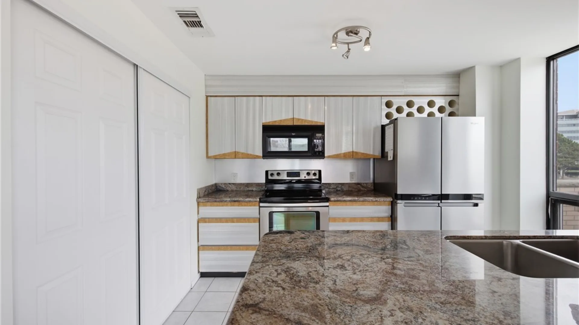 Property at 207 Admirals Circle, Buffalo, NY 14202 10