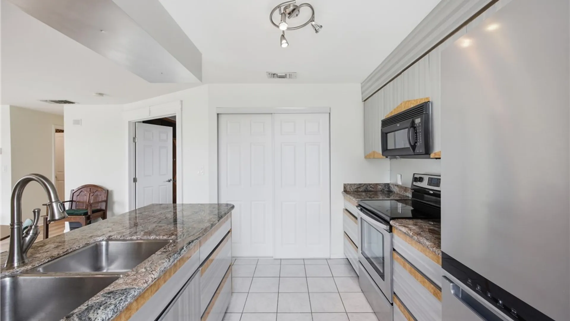 Property at 207 Admirals Circle, Buffalo, NY 14202 12