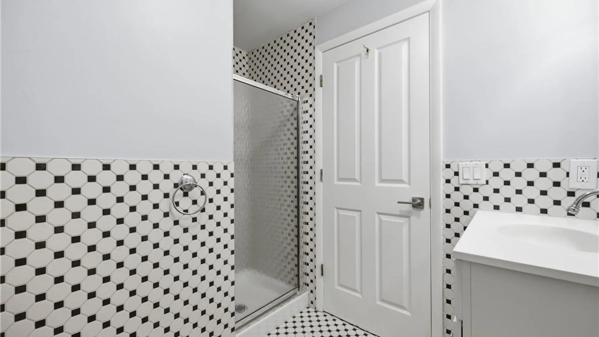 Property at 207 Admirals Circle, Buffalo, NY 14202 21