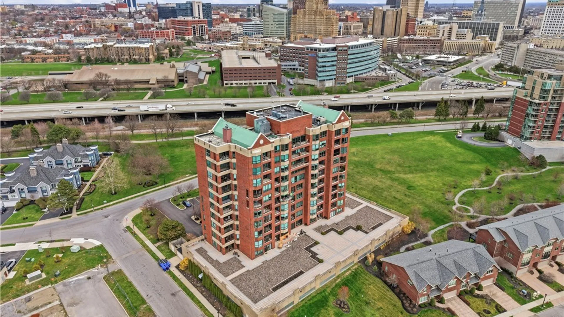 Property at 207 Admirals Circle, Buffalo, NY 14202 31