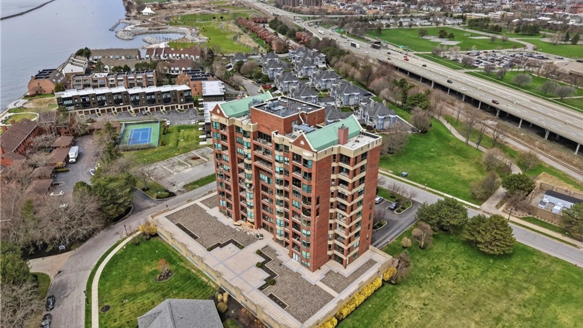 Property at 207 Admirals Circle, Buffalo, NY 14202 32