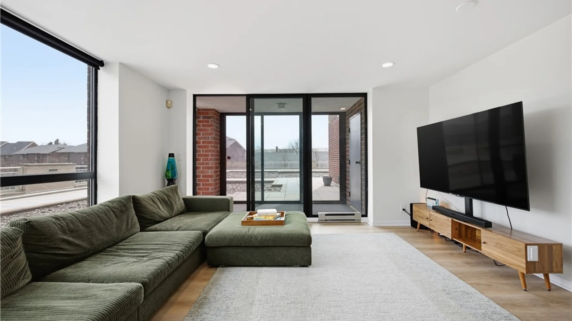 Property at 207 Admirals Circle, Buffalo, NY 14202 5