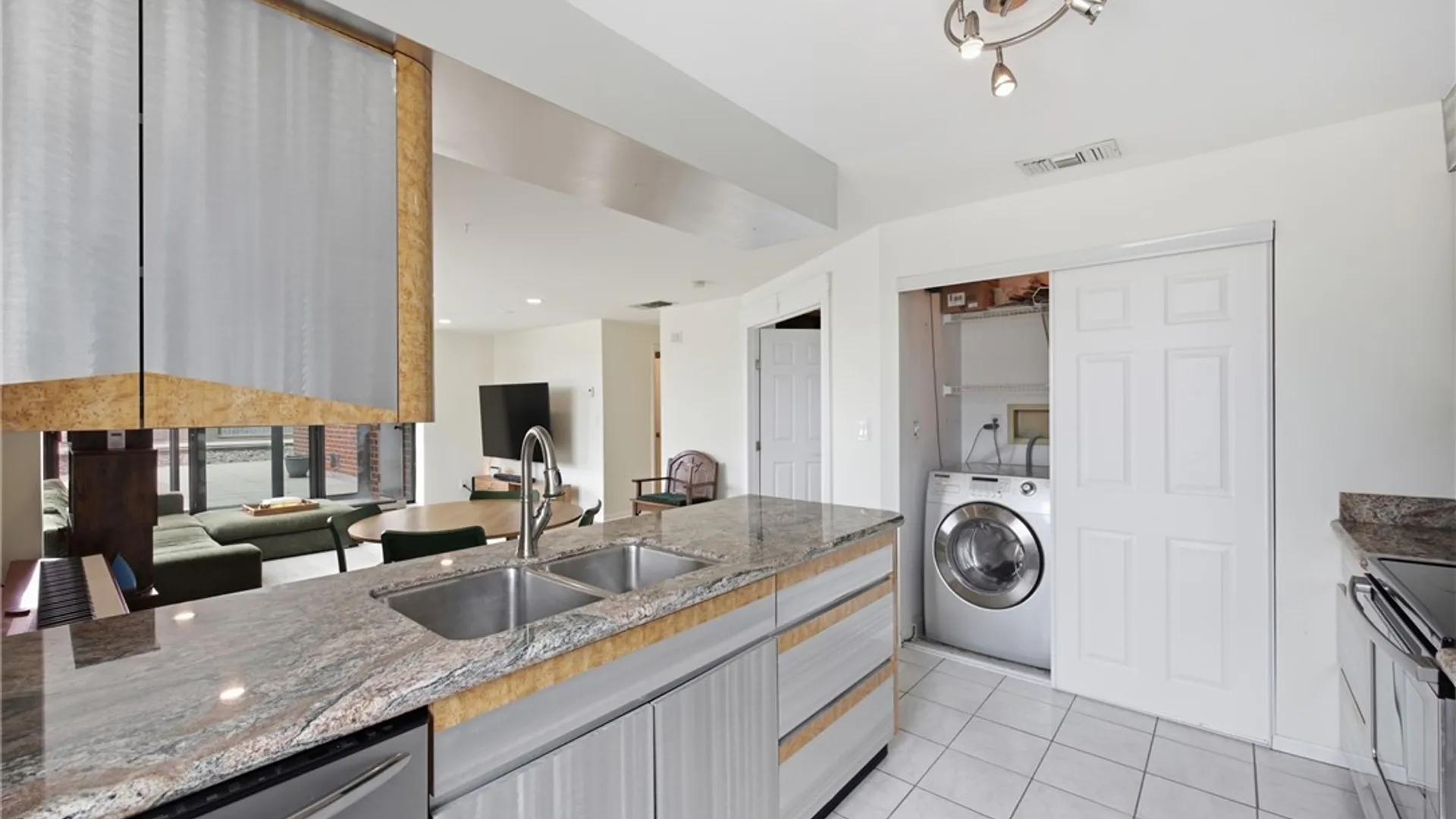 Property at 207 Admirals Circle, Buffalo, NY 14202 9