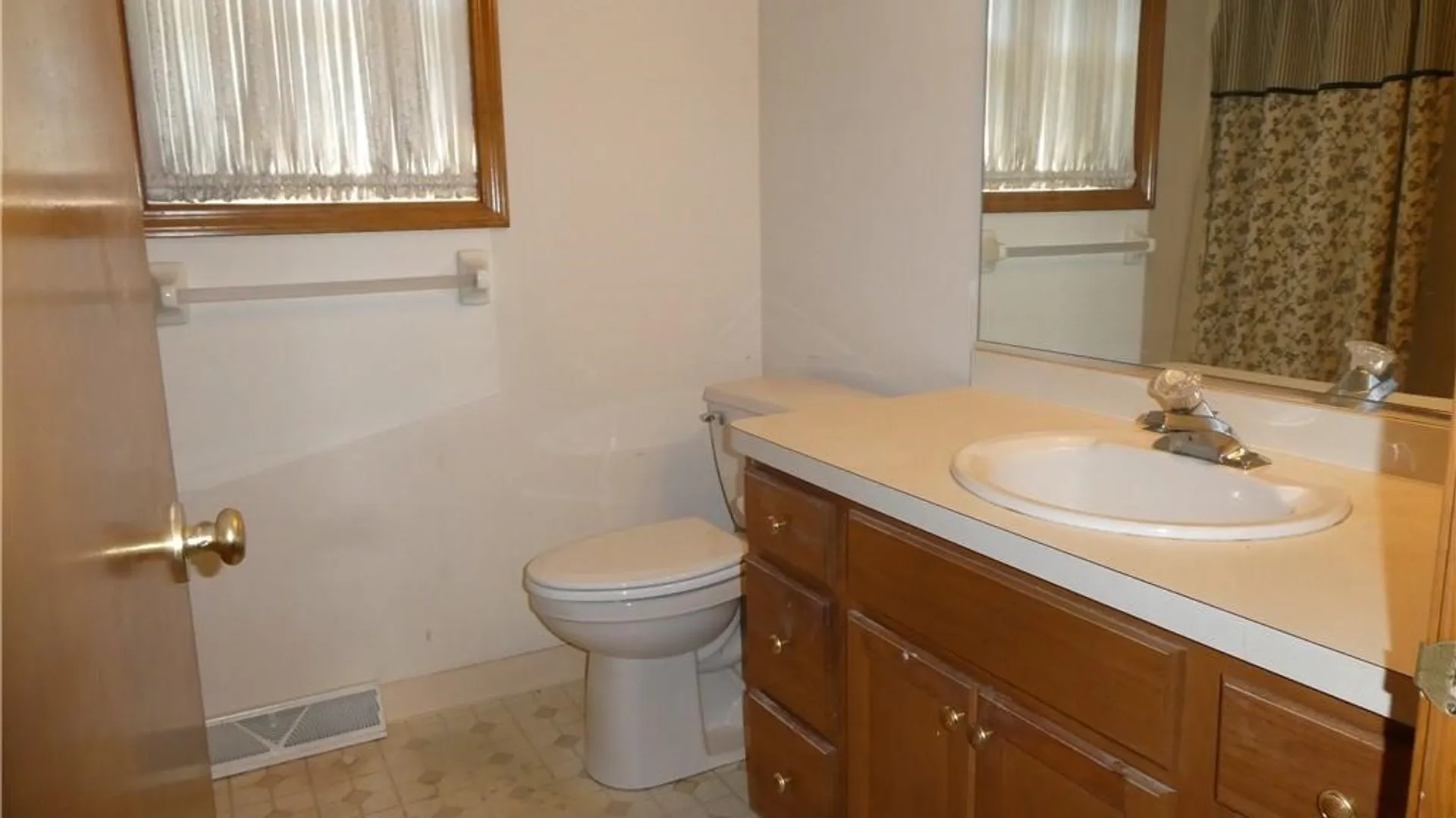 Property at 17 Parwood Trail, Cheektowaga, NY 14043 14