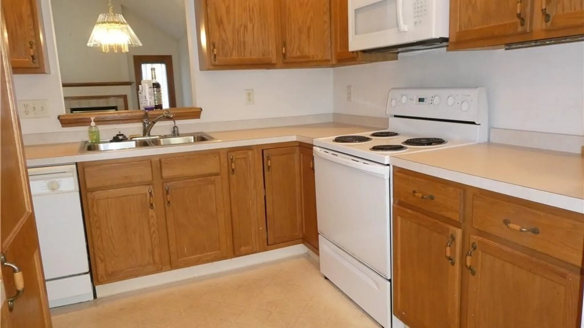 Property at 17 Parwood Trail, Cheektowaga, NY 14043 5
