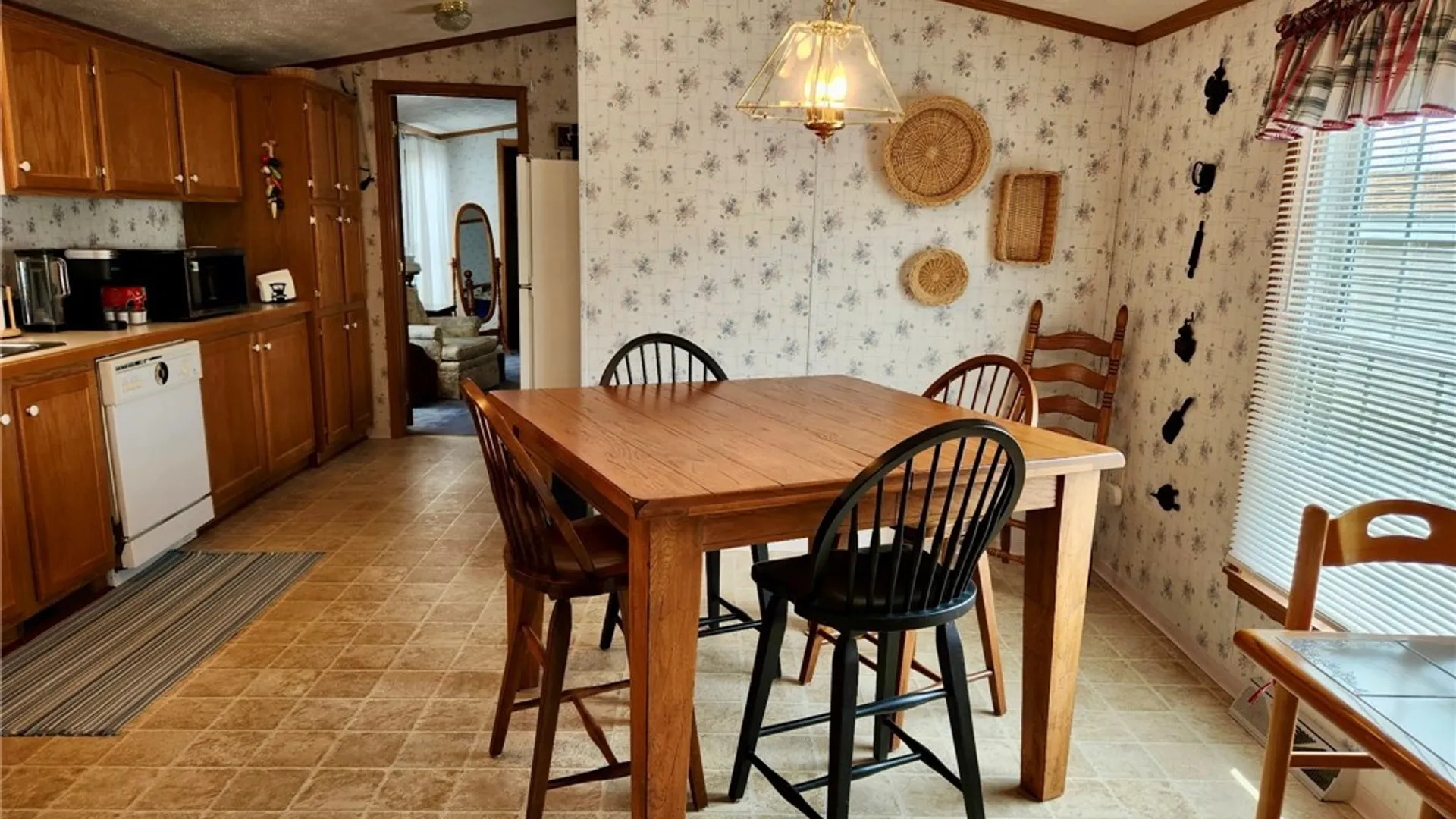 Property at 8 Lavender Lane, Cheektowaga, NY 14225 6