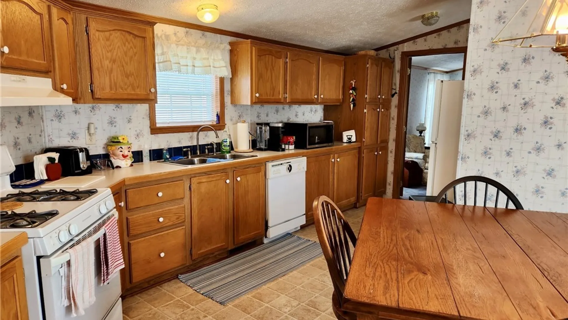 Property at 8 Lavender Lane, Cheektowaga, NY 14225 8