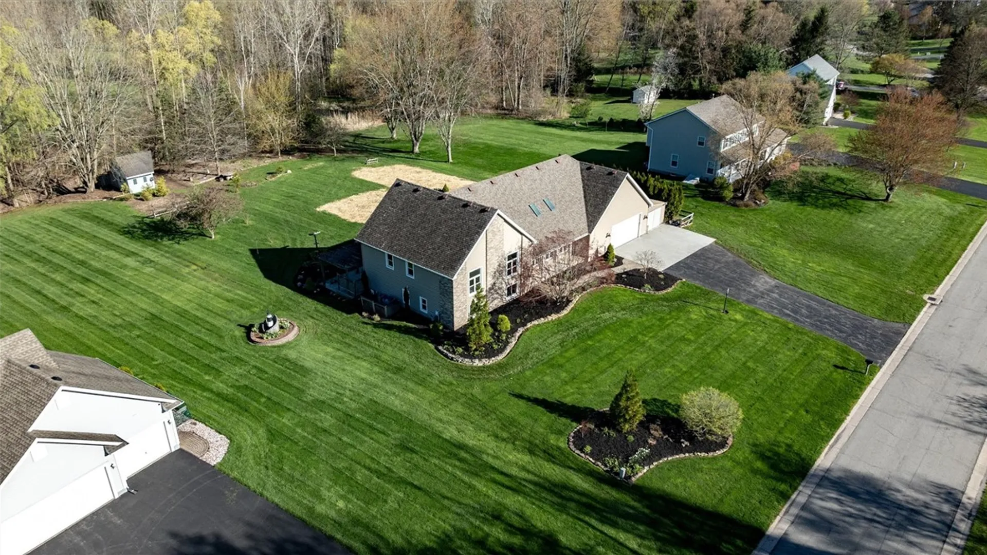 Property at 7 Winding Country Lane, Parma, NY 14559 2
