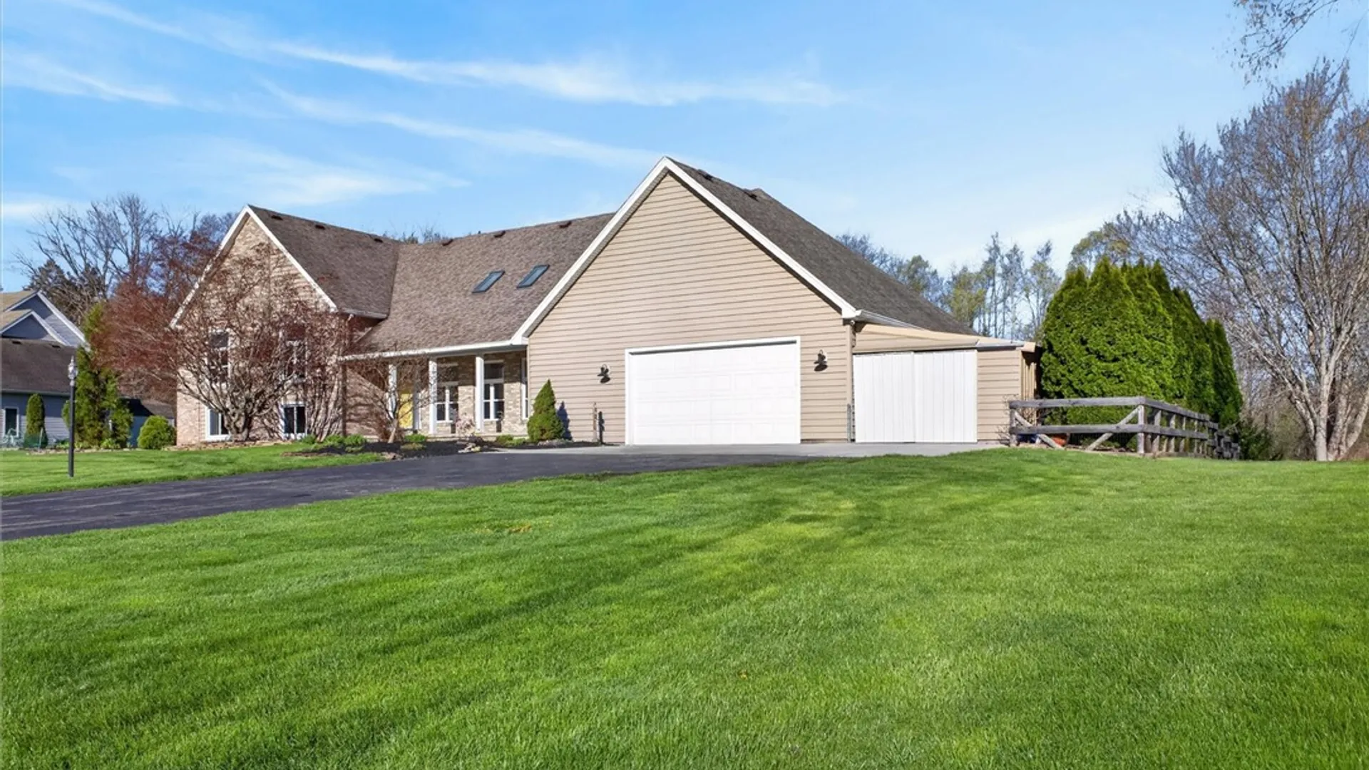 Property at 7 Winding Country Lane, Parma, NY 14559 3