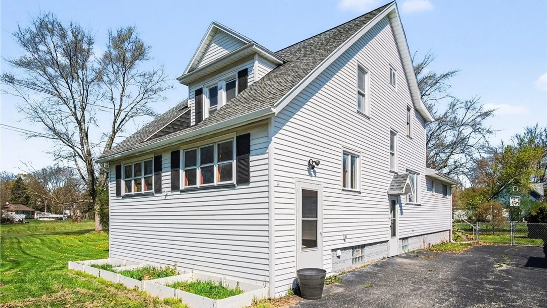 Property at 12 Elmgrove Drive, Gates, NY 14606 26
