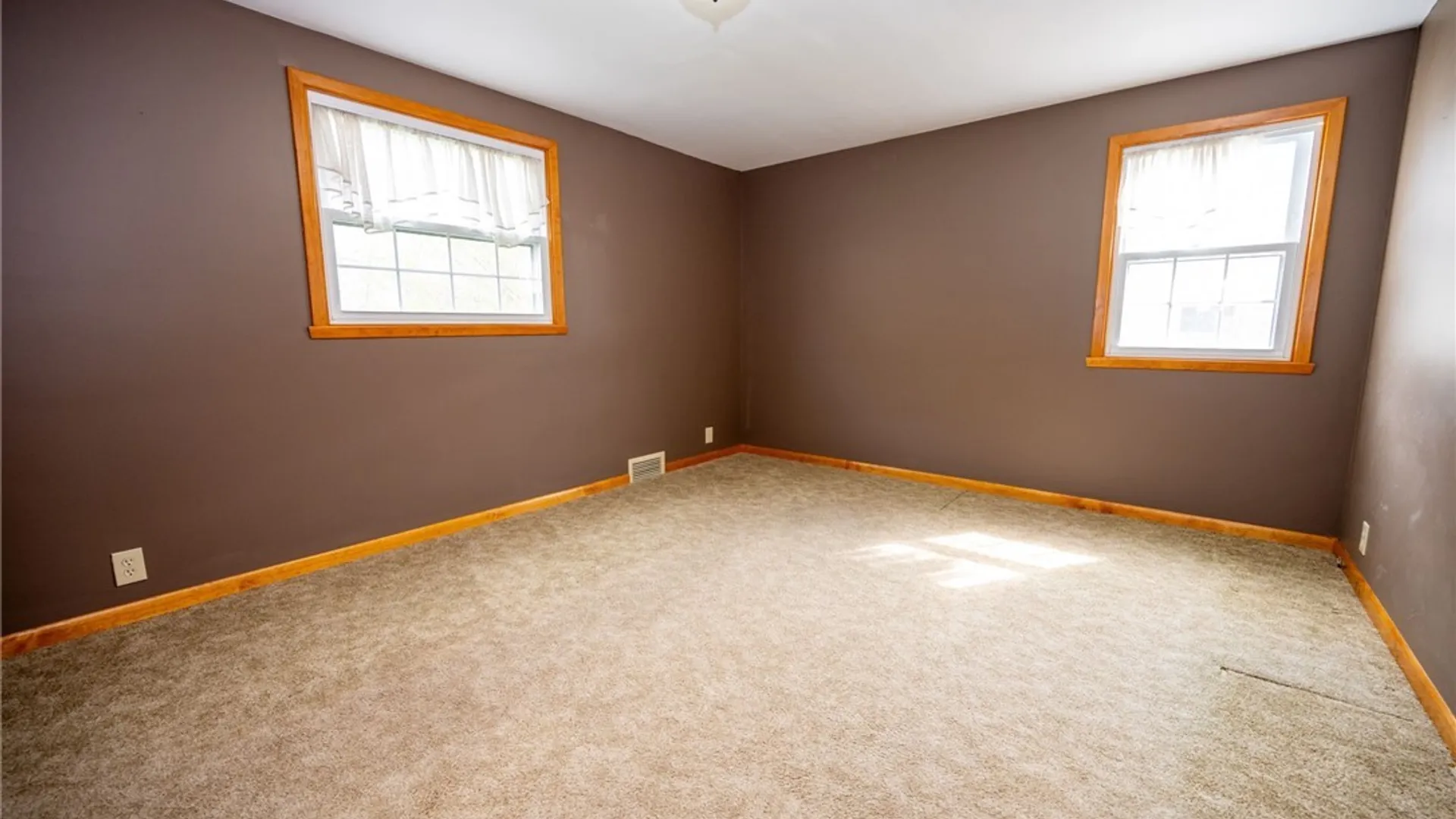 Property at 40 Woodmar Terrace, West Seneca, NY 14224 22