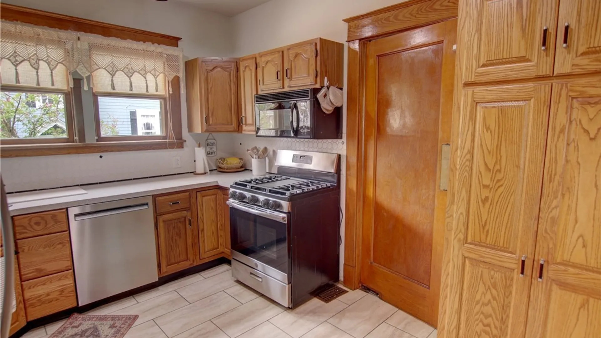 Property at 52 Helen Avenue, Hamburg, NY 14219 23