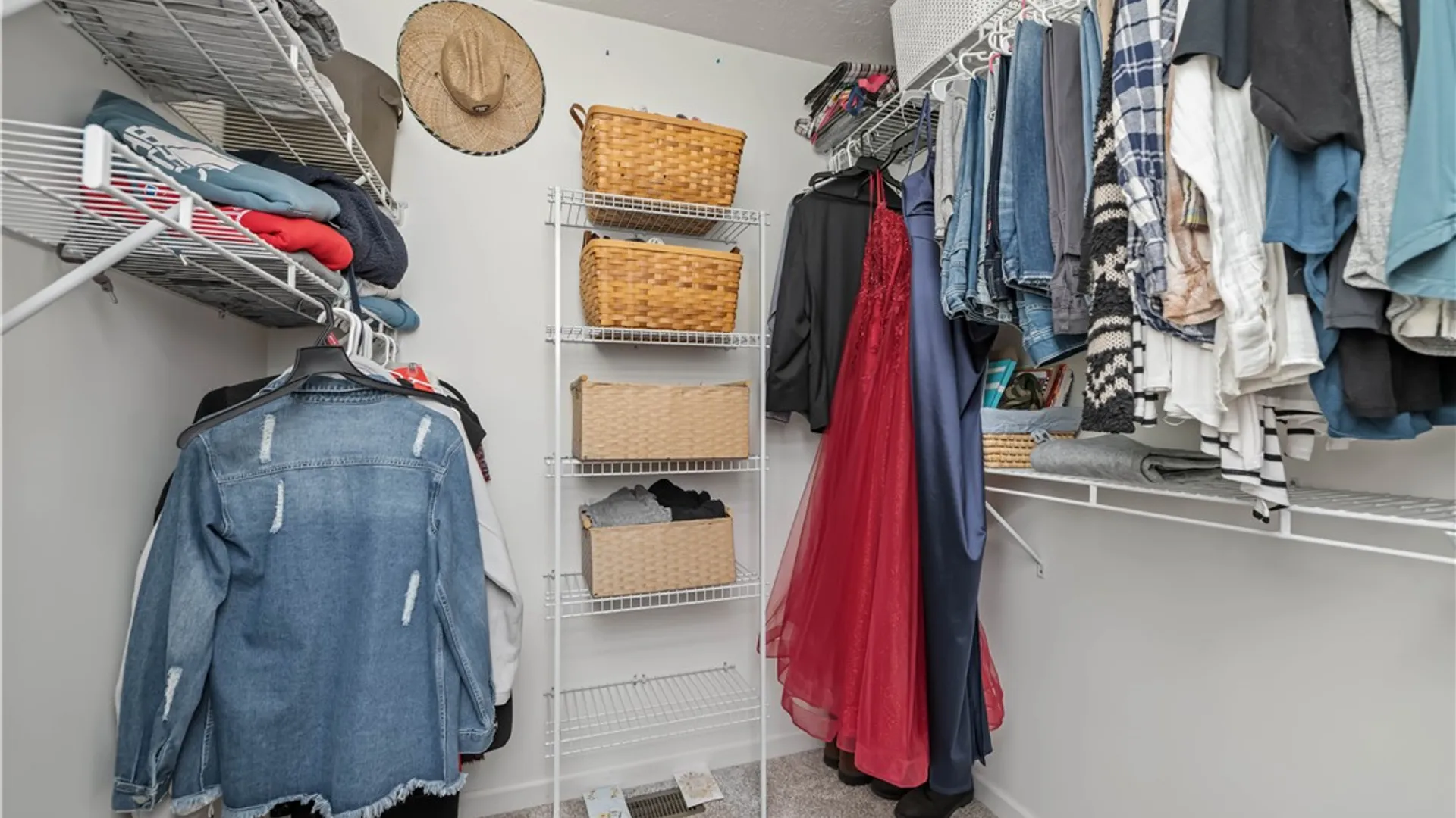 Property at 2 Calebs Trl, Parma, NY 14559 24