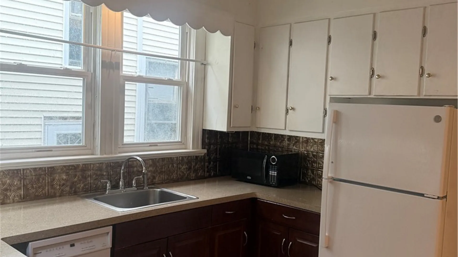 Property at 37 Inwood Place, Buffalo, NY 14209 10