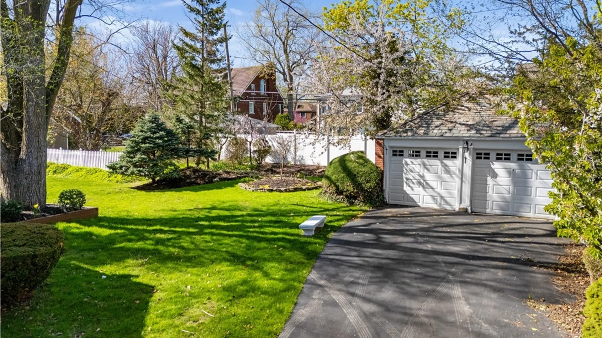 Property at 178 Deerhurst Park Boulevard, Tonawanda, NY 14217 4