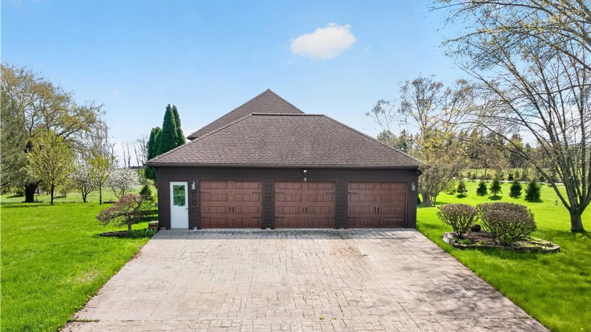 Property at 5 Poinciana Drive, Pittsford, NY 14534 4