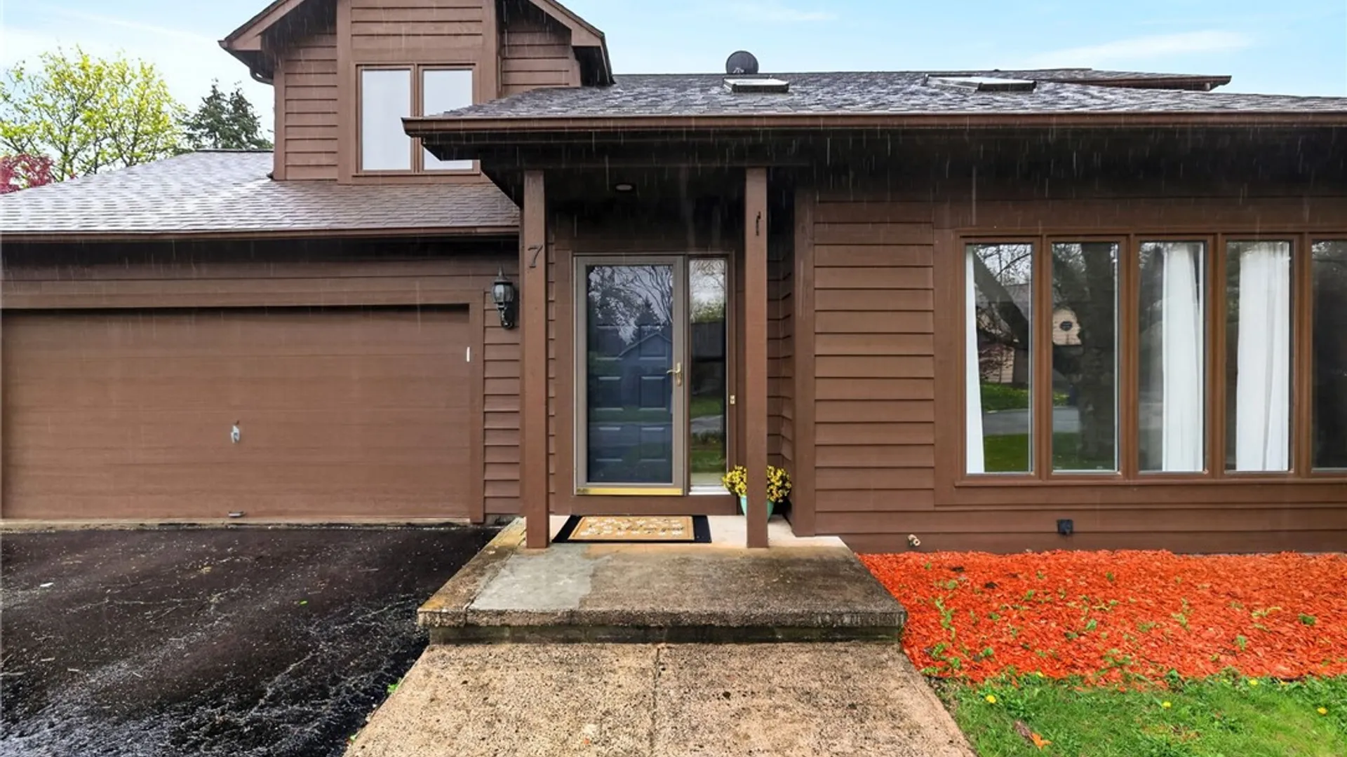 Property at 7 Fieldstone Lane, Henrietta, NY 14586 3