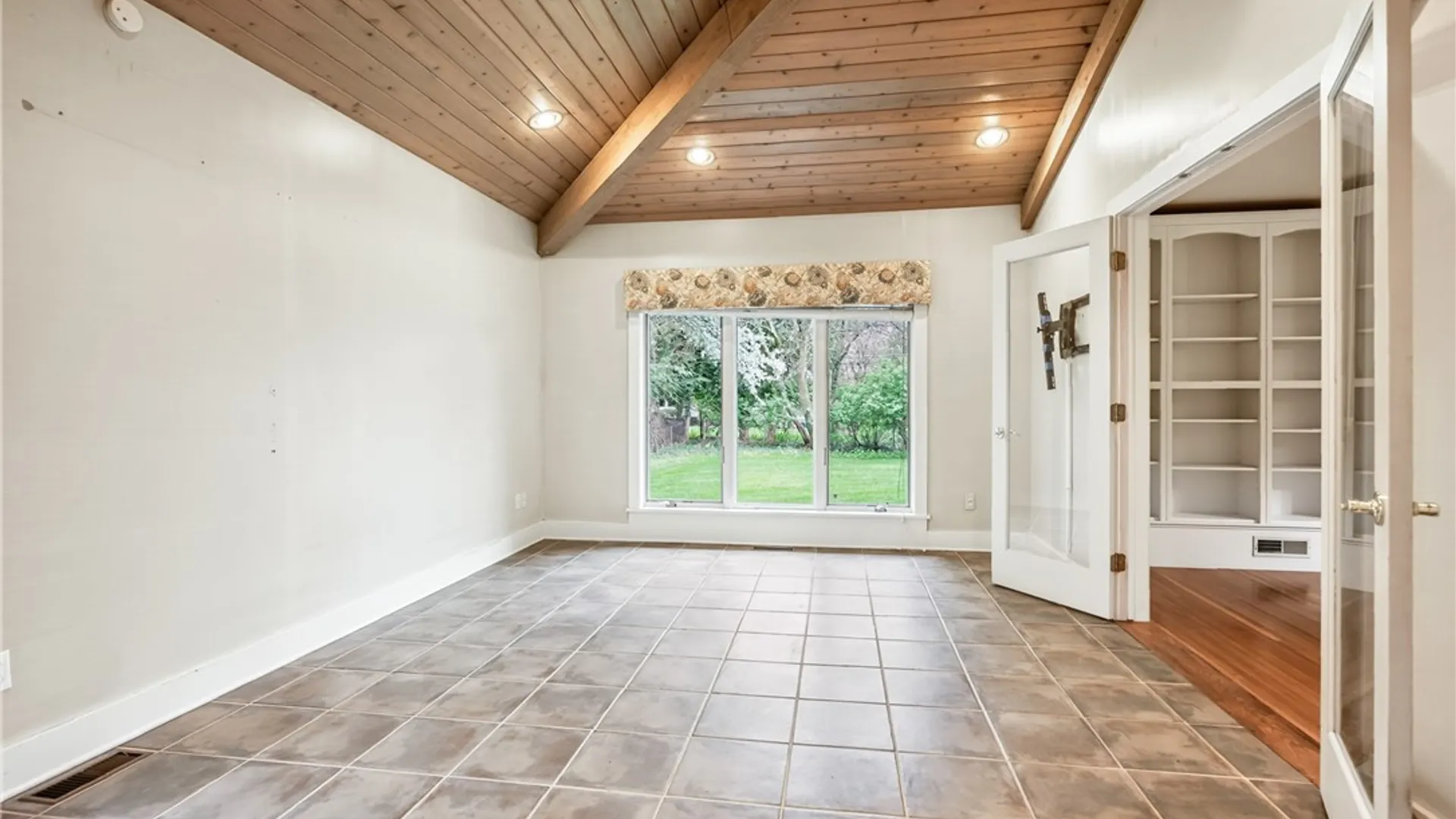 Property at 3725 East Ave, Pittsford, NY 14618 12