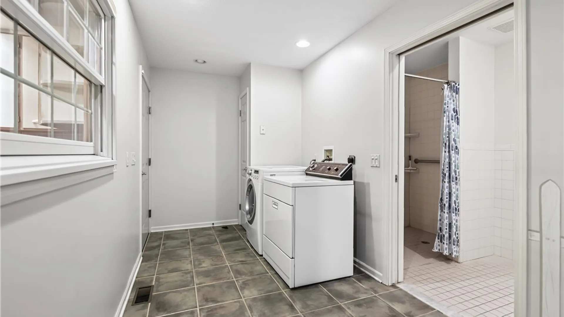Property at 3725 East Ave, Pittsford, NY 14618 28