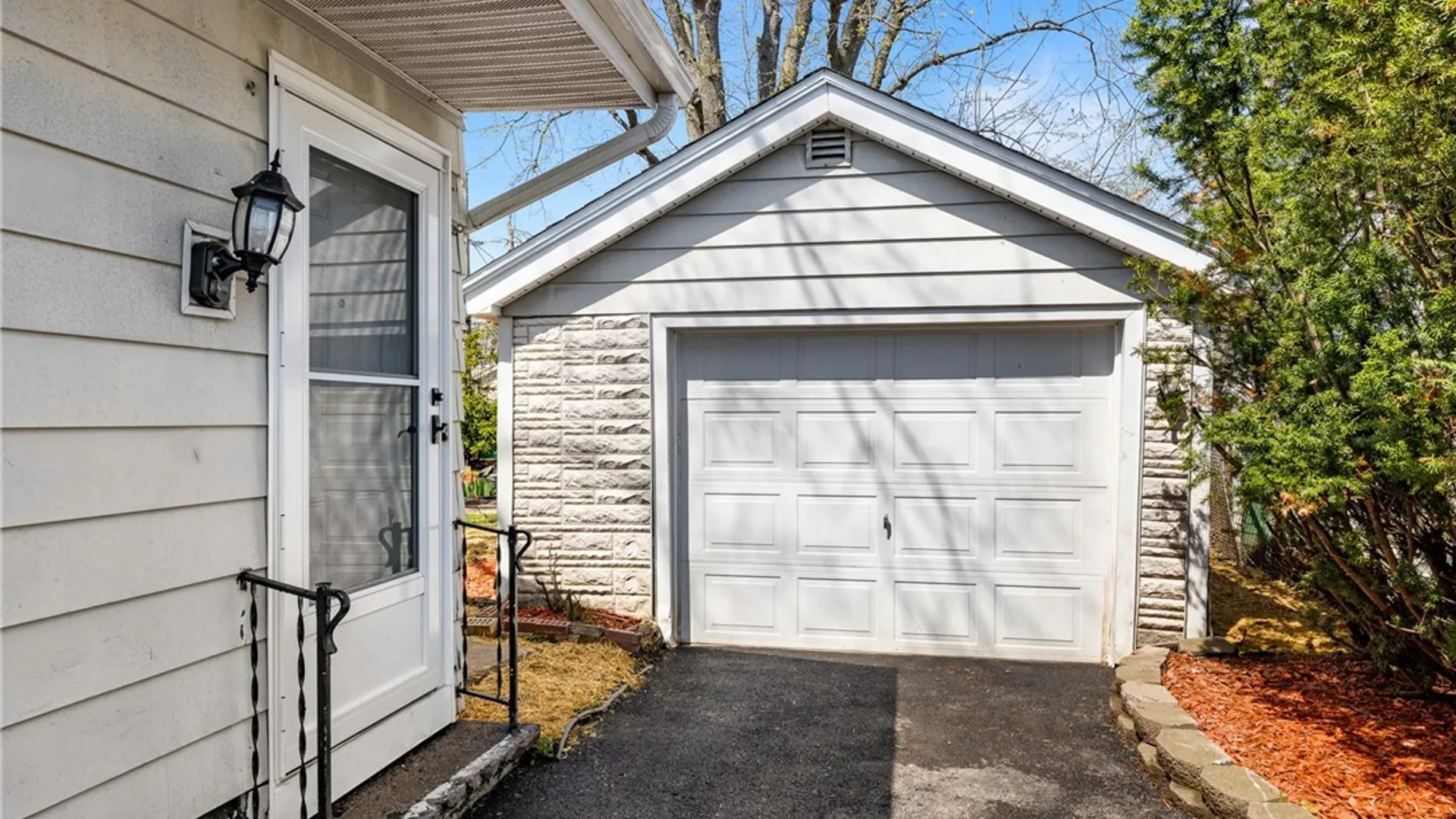 Property at 160 Westbrook Drive, Cheektowaga, NY 14225 5