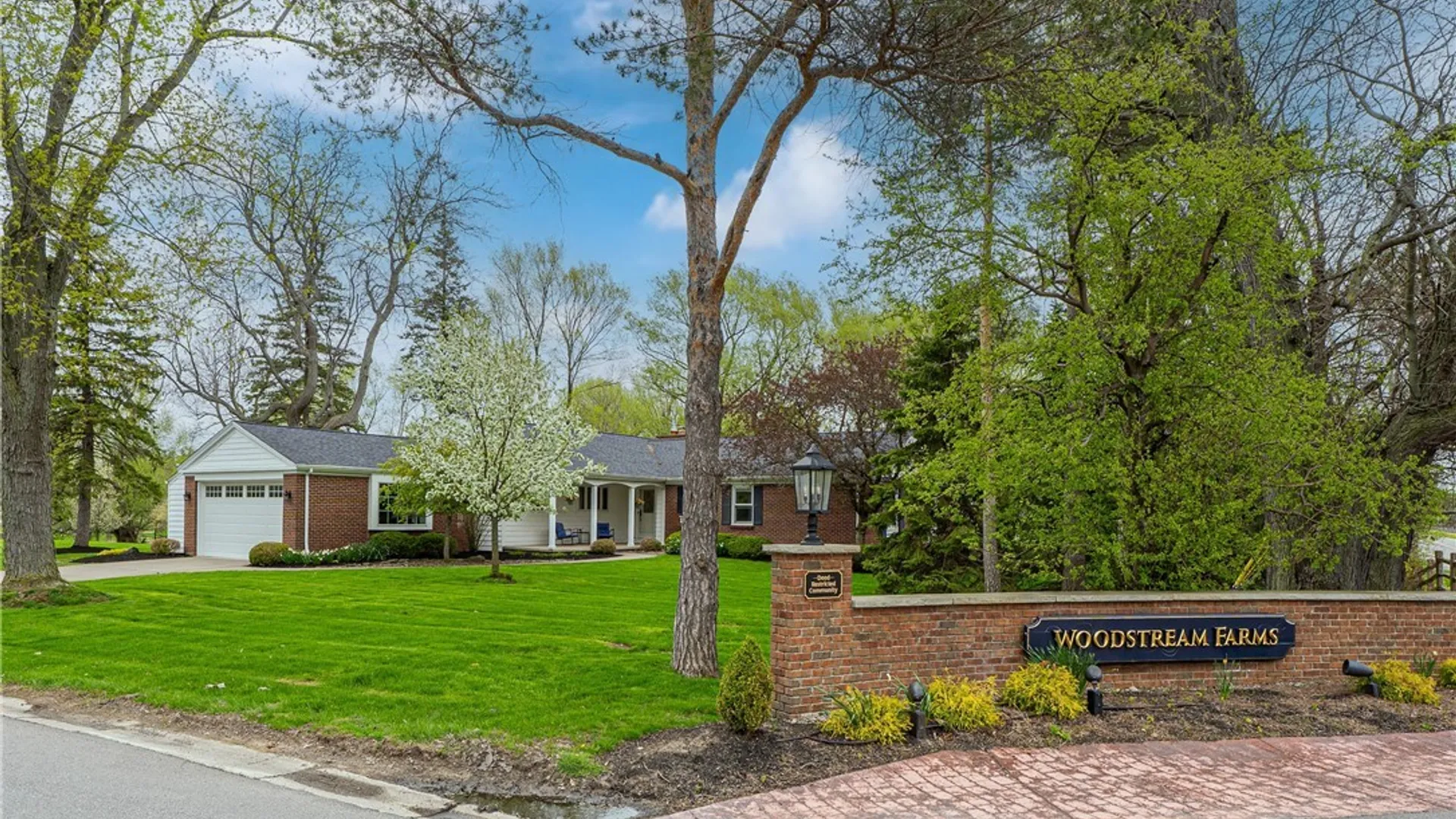 Property at 5 Knollwood Lane, Amherst, NY 14221 2
