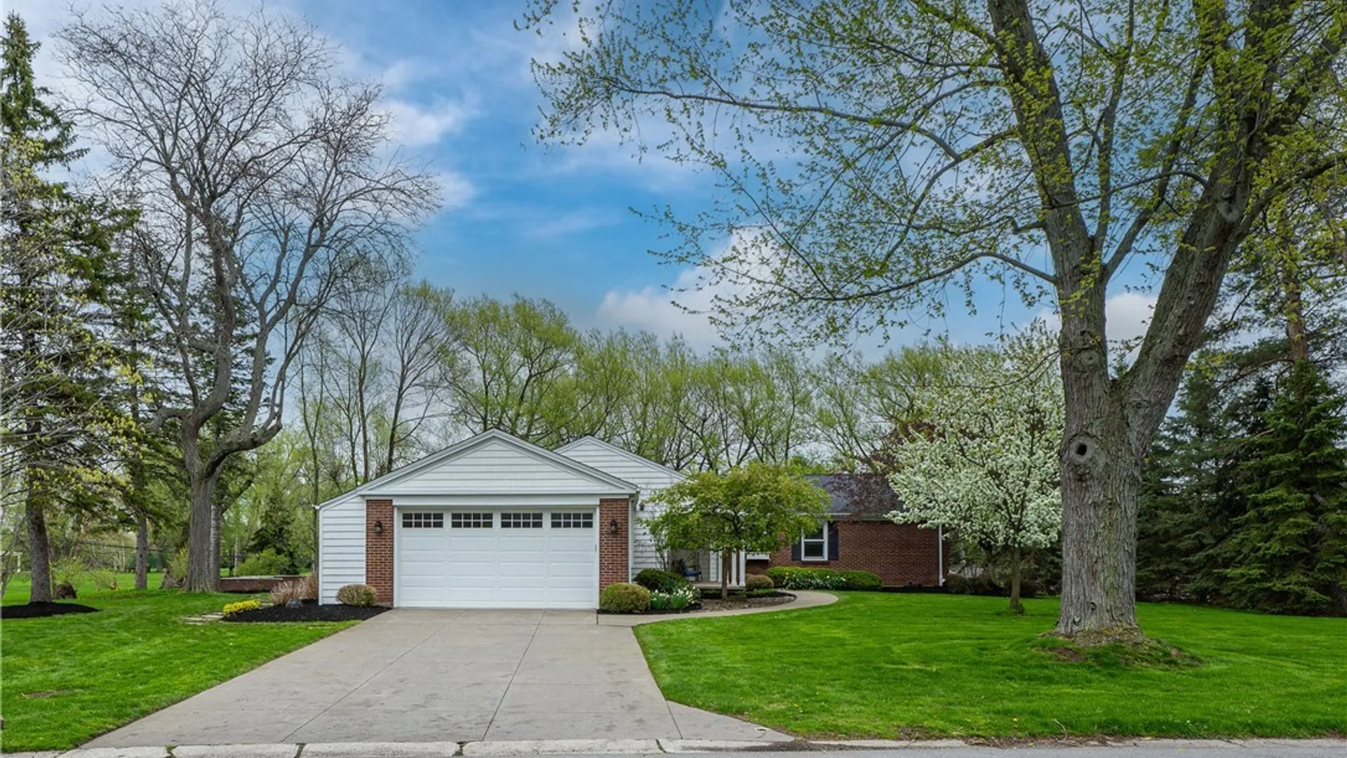 Property at 5 Knollwood Lane, Amherst, NY 14221 3