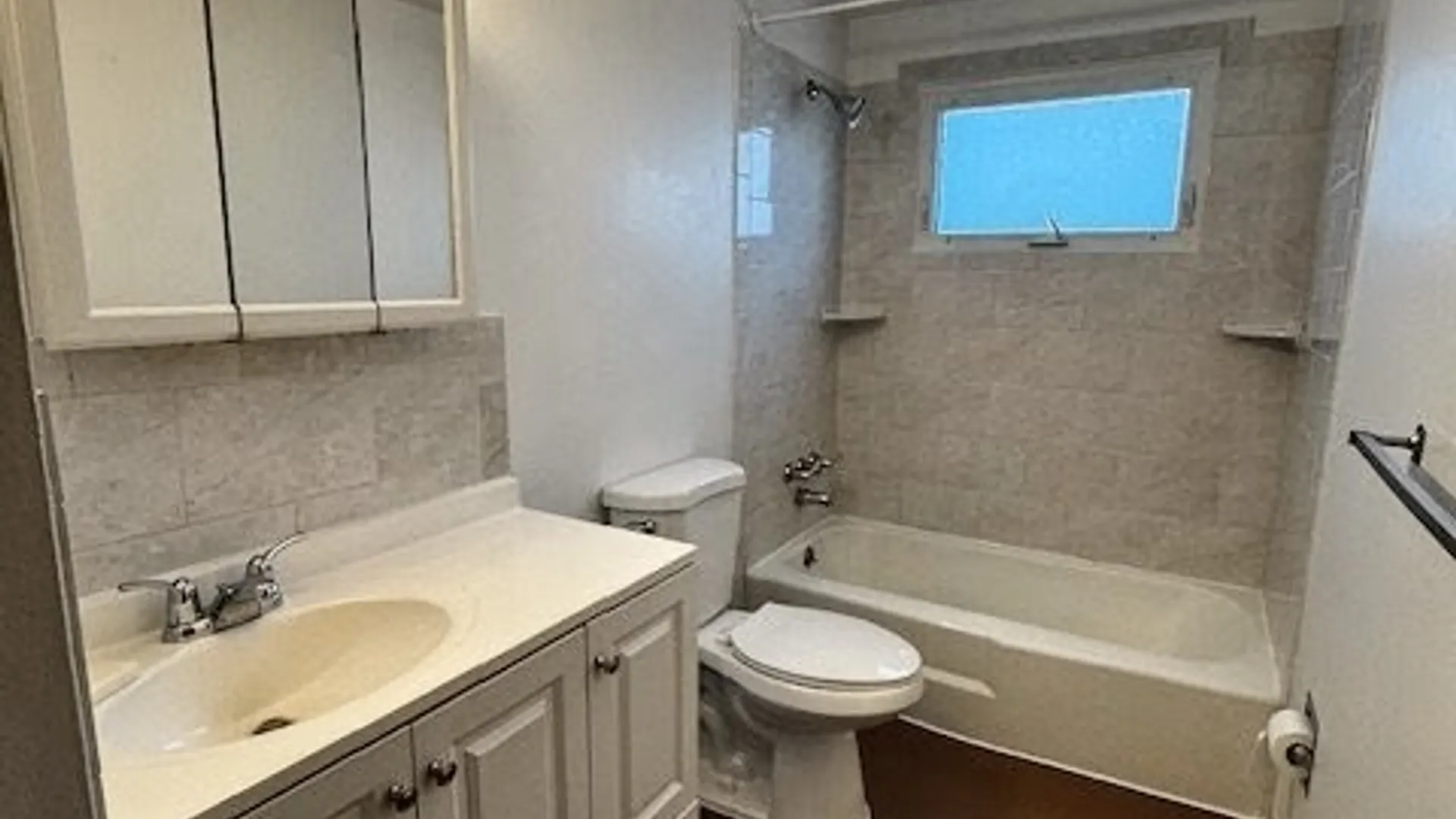 Property at 17 Saint Joan Lane, Cheektowaga, NY 14227 15