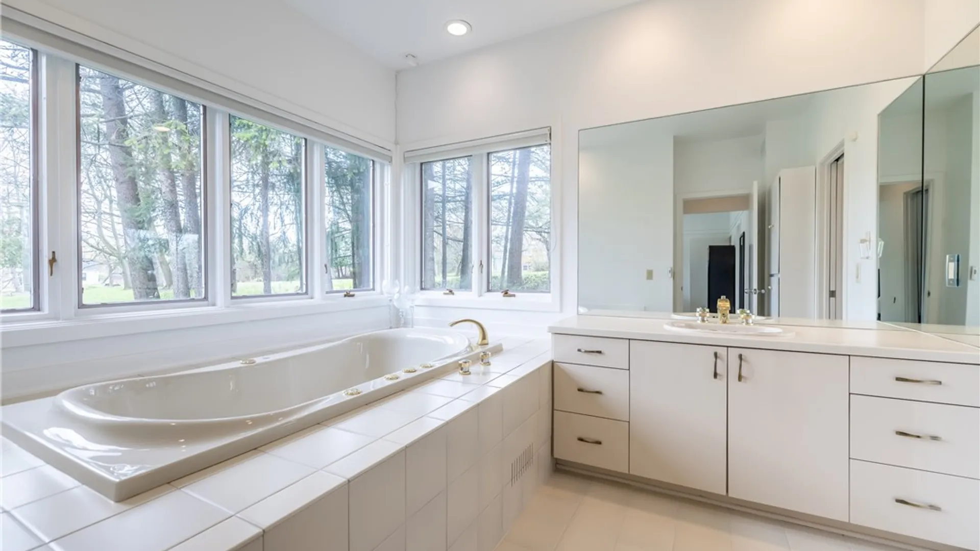 Property at 9 Abbey Woods, Pittsford, NY 14534 27