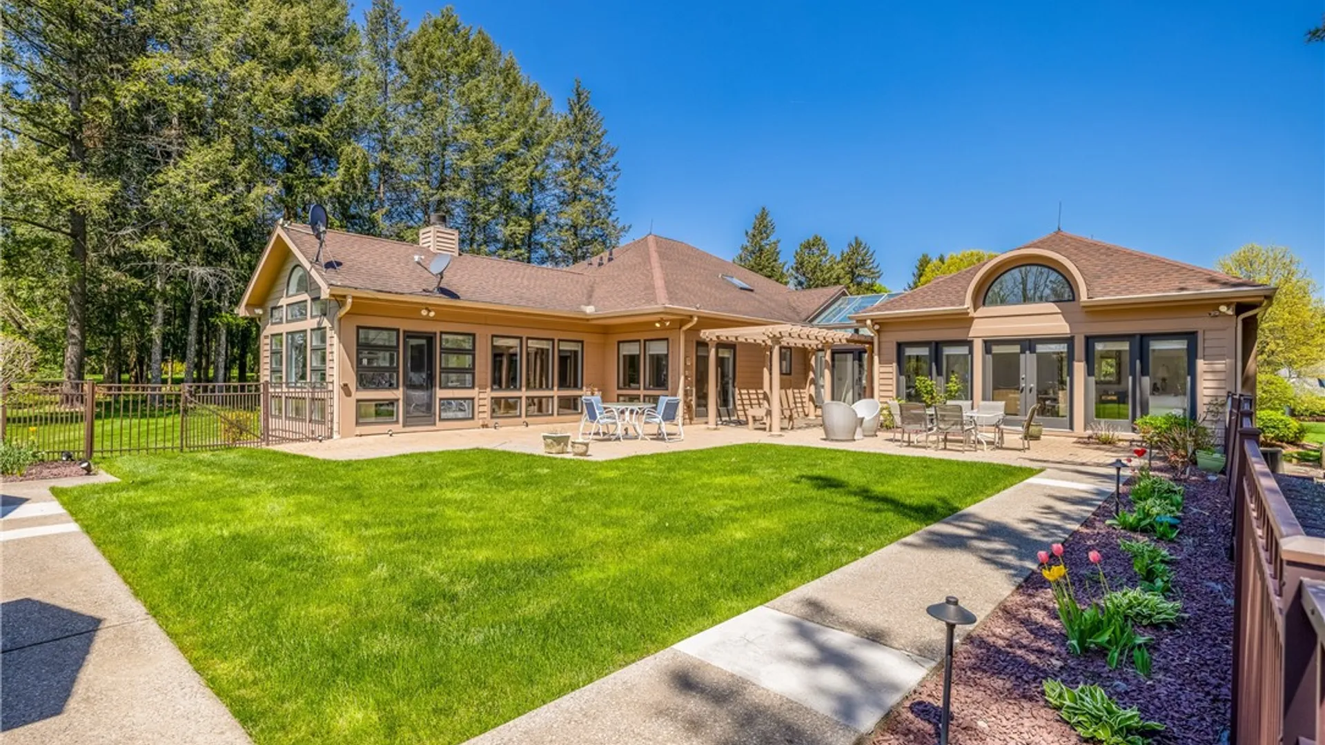 Property at 9 Abbey Woods, Pittsford, NY 14534 4