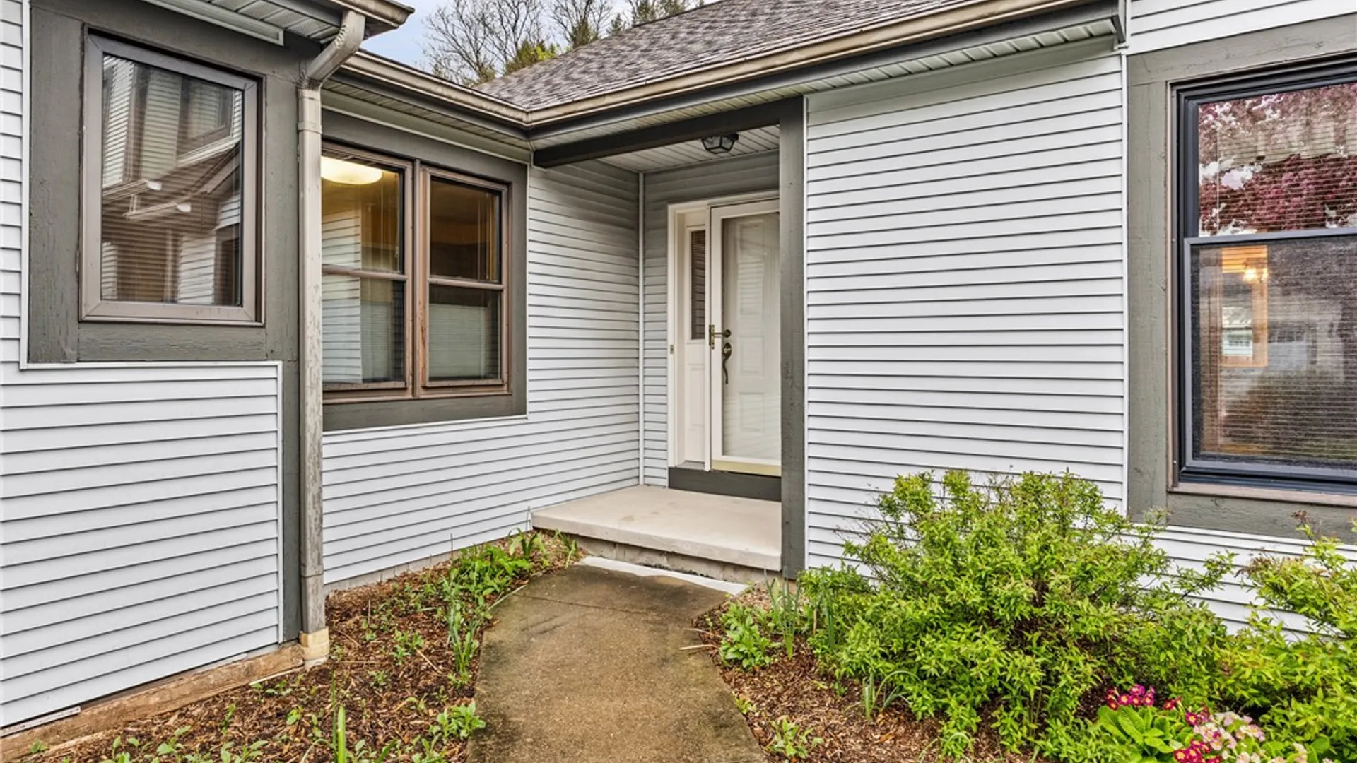 Property at 7 Midlakes Drive, Canandaigua City, NY 14424 3