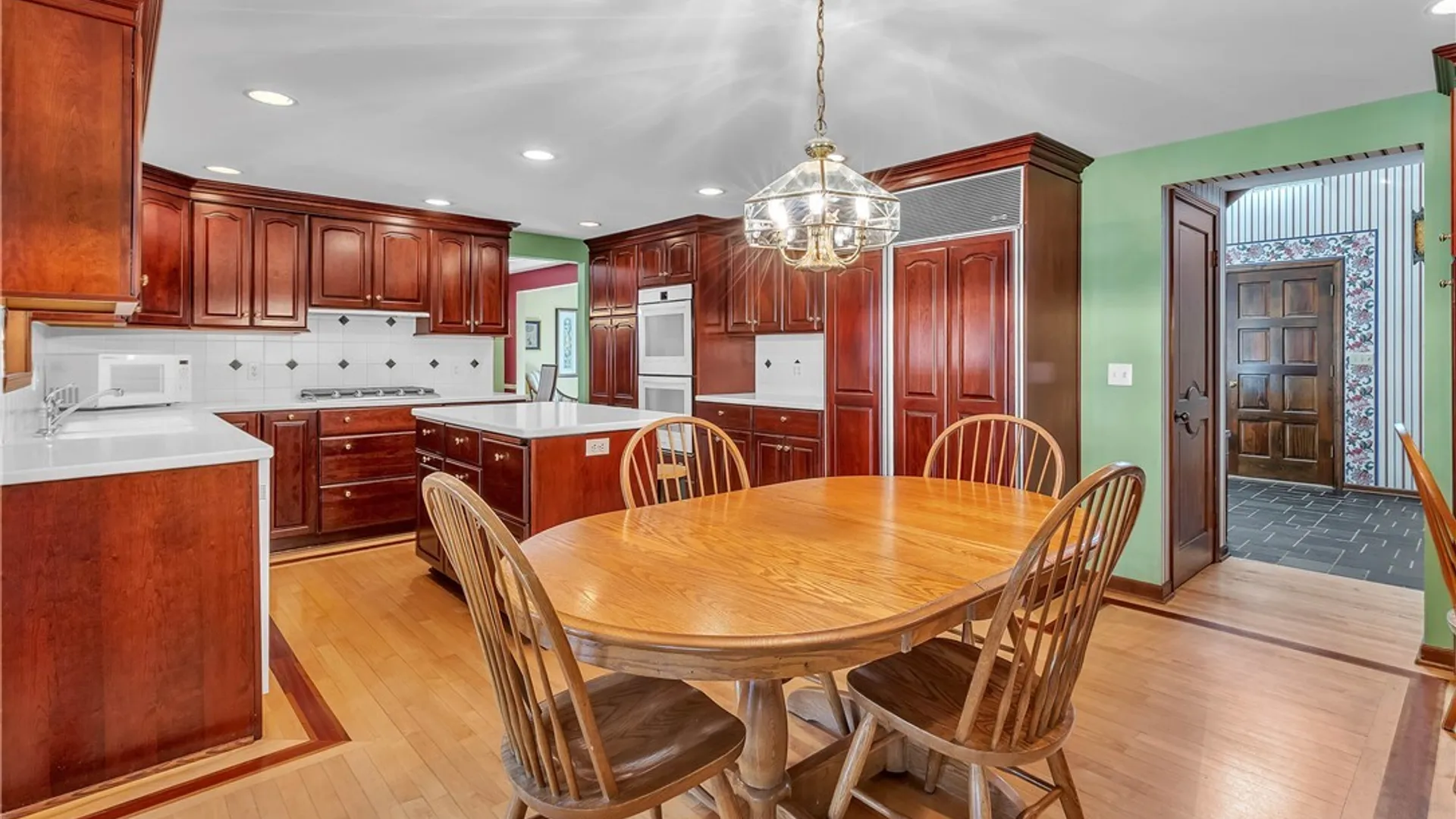 Property at 26 Heritage Rd W, Amherst, NY 14221 4