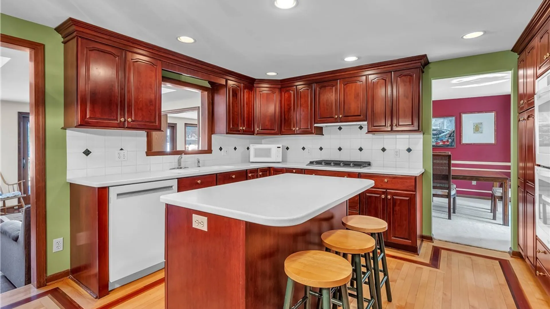 Property at 26 Heritage Rd W, Amherst, NY 14221 5