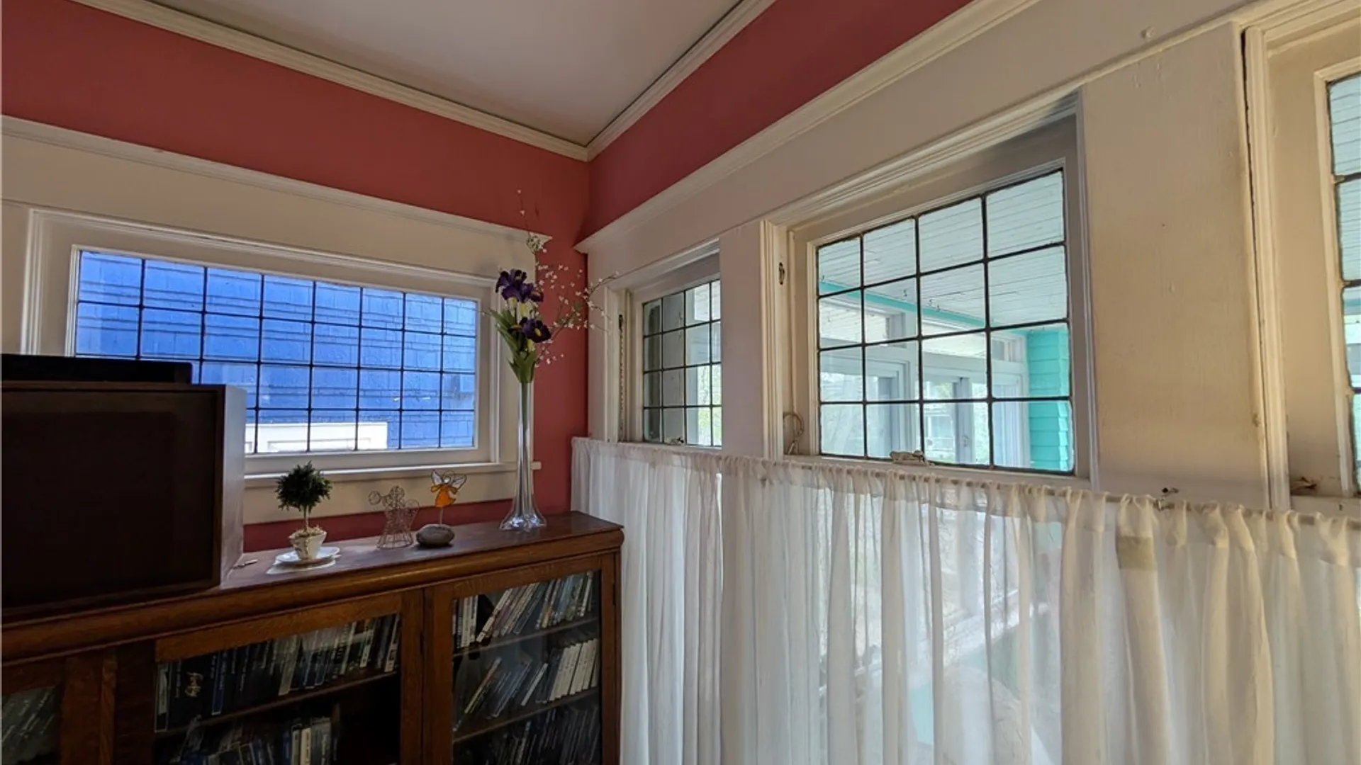 Property at 84 Oakwood Place, Buffalo, NY 14214 9