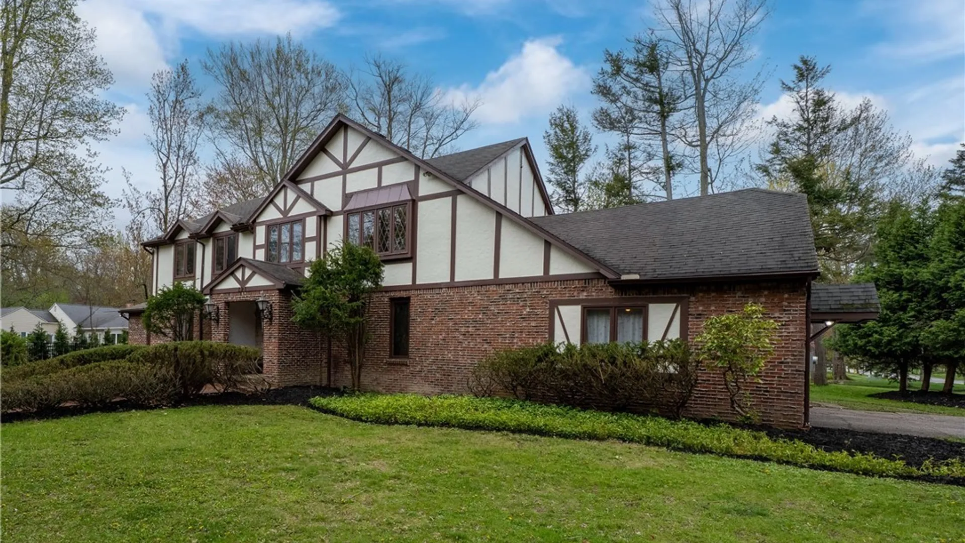 Property at 121 Deer Run, Amherst, NY 14221 2