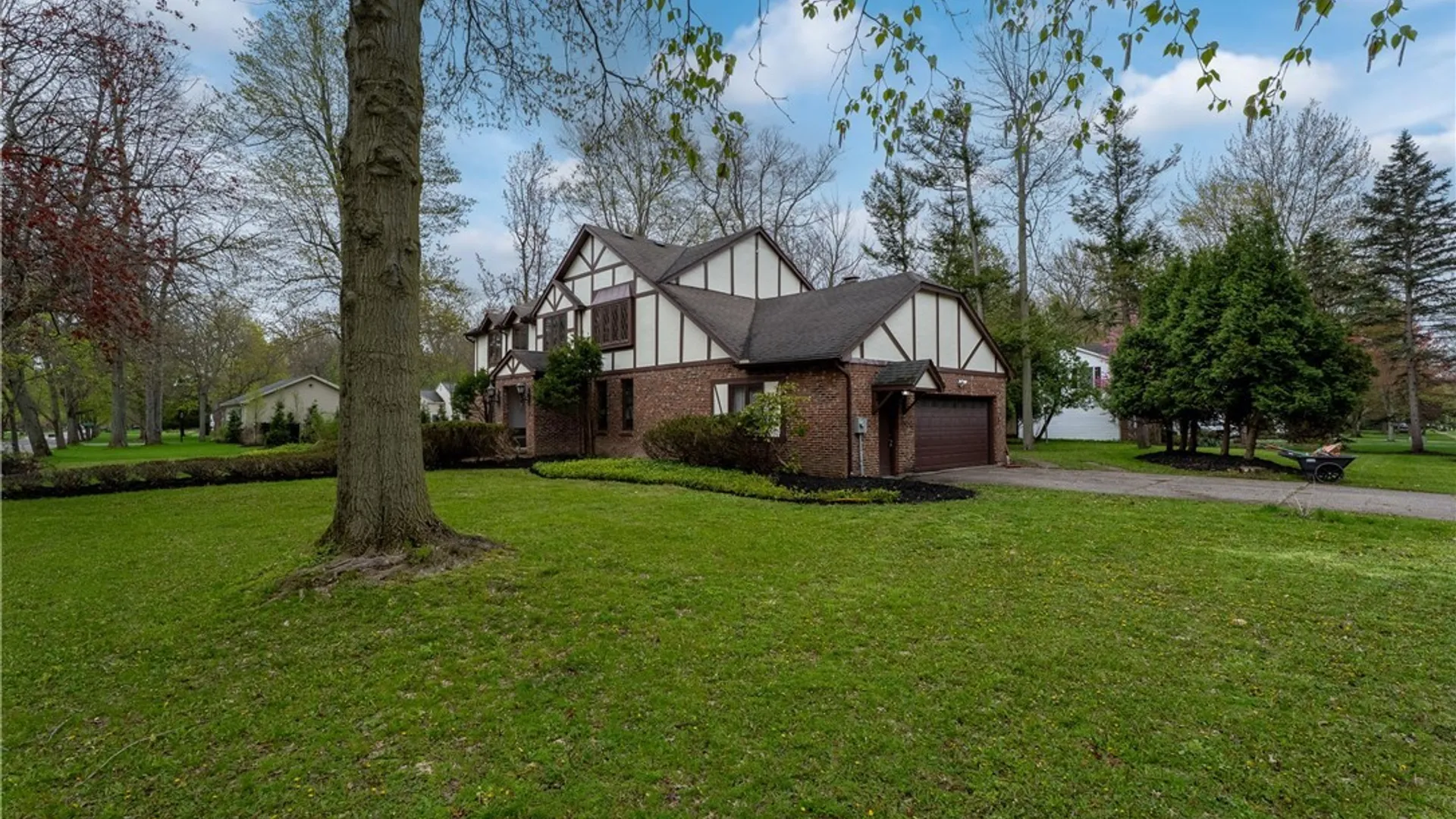 Property at 121 Deer Run, Amherst, NY 14221 3