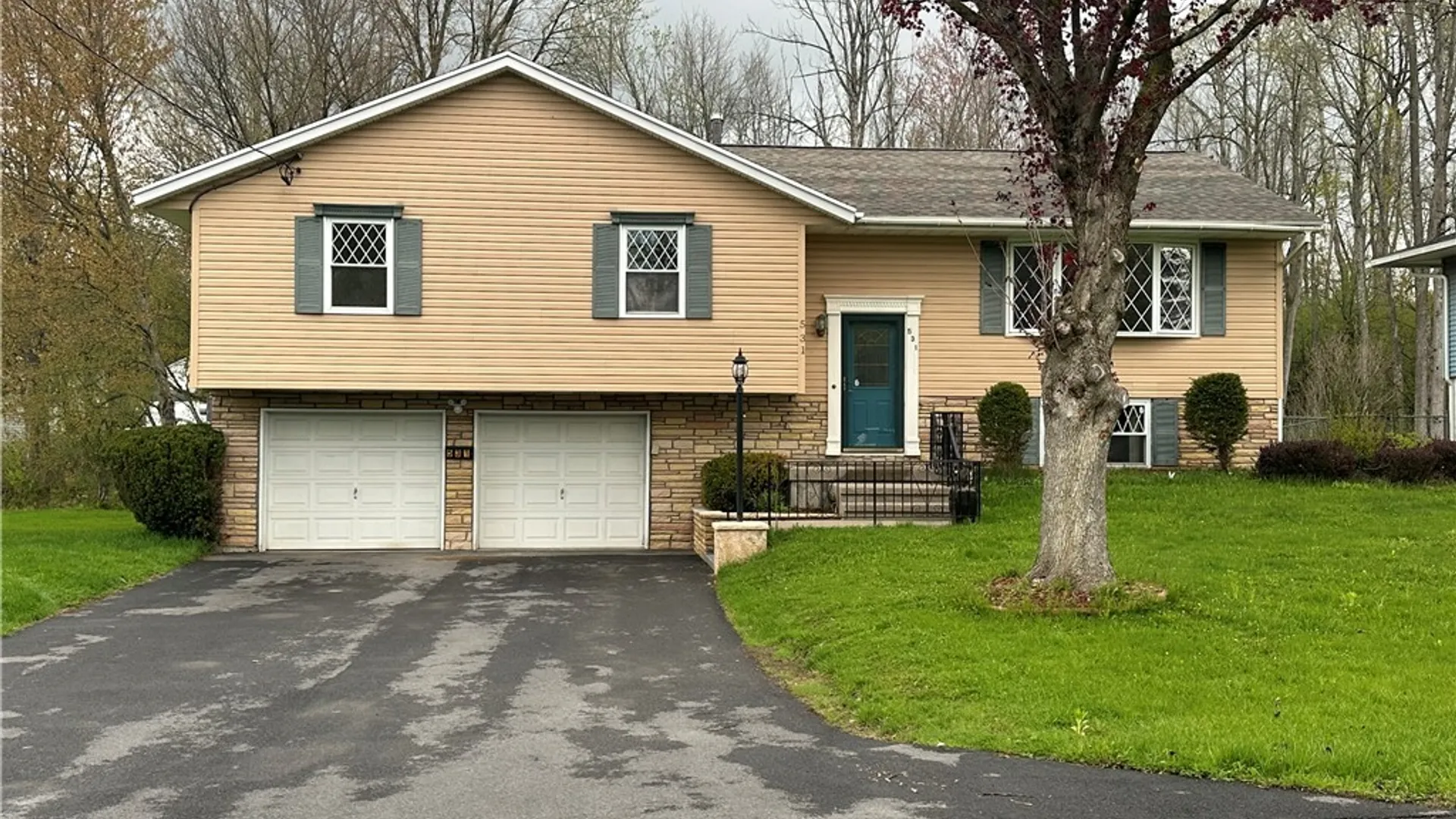 Property at 531 Cedarbrook Crescent, Utica, NY 13502 3