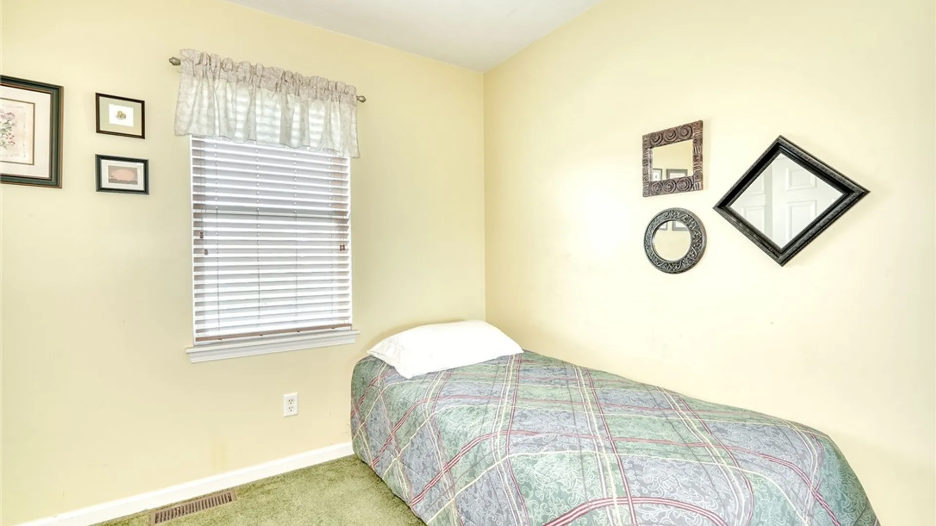 Property at 46 Middlesburough Park, Chili, NY 14514 35