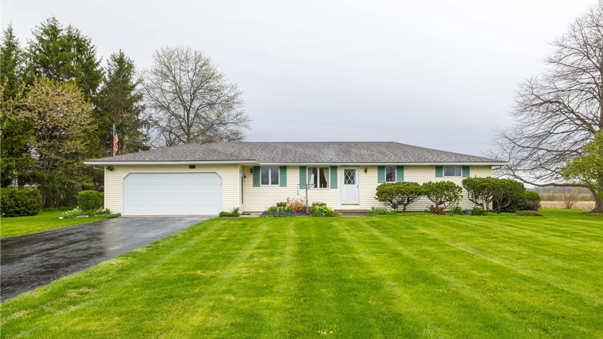 Property at 16475 Woodchuck Aly, Kendall, NY 14476 2