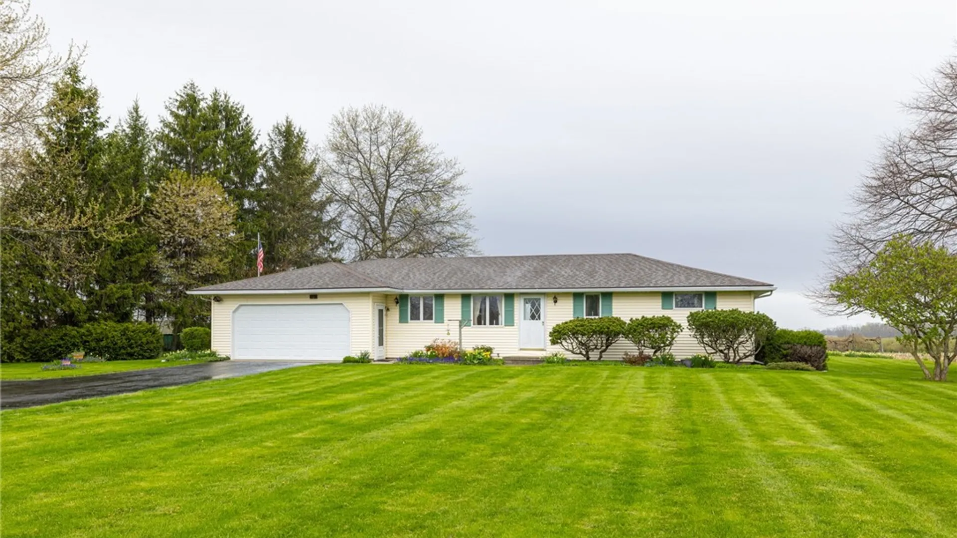 Property at 16475 Woodchuck Aly, Kendall, NY 14476 3