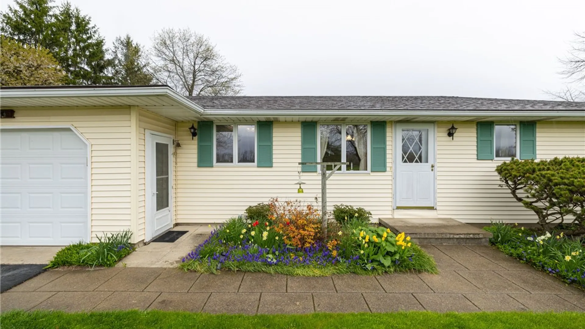 Property at 16475 Woodchuck Aly, Kendall, NY 14476 4